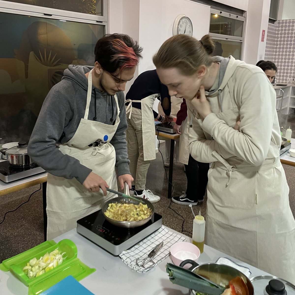 ComunidadResa's tweet photo. ¡Exitazo en la 1ª edición de #ResaChef by @LekueES! 👩🏽🍳👨🏻🍳
Gracias a tod@s l@s participantes, al público que vino a apoyar, al #ResaTeam y ¡enhorabuena al equipo ganador! 👏🏼👏🏼
🏆 1ª edición: La Ciutadella&Pere Felip Monlau
🔜 En más ciudades Resa, ¿cual quieres que sea la próxima? https://t.co/0exqFE3g11