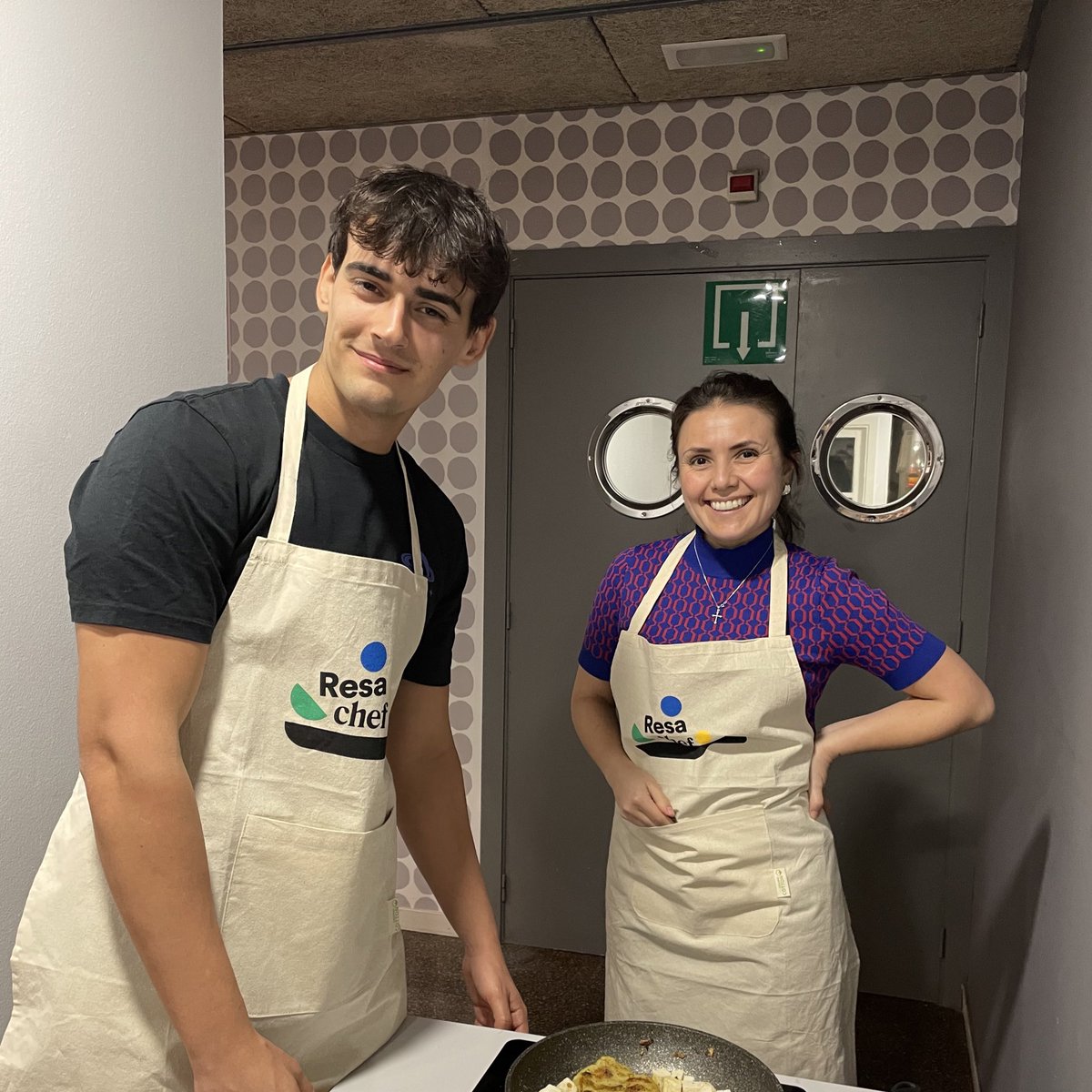 ComunidadResa's tweet photo. ¡Exitazo en la 1ª edición de #ResaChef by @LekueES! 👩🏽🍳👨🏻🍳
Gracias a tod@s l@s participantes, al público que vino a apoyar, al #ResaTeam y ¡enhorabuena al equipo ganador! 👏🏼👏🏼
🏆 1ª edición: La Ciutadella&Pere Felip Monlau
🔜 En más ciudades Resa, ¿cual quieres que sea la próxima? https://t.co/0exqFE3g11