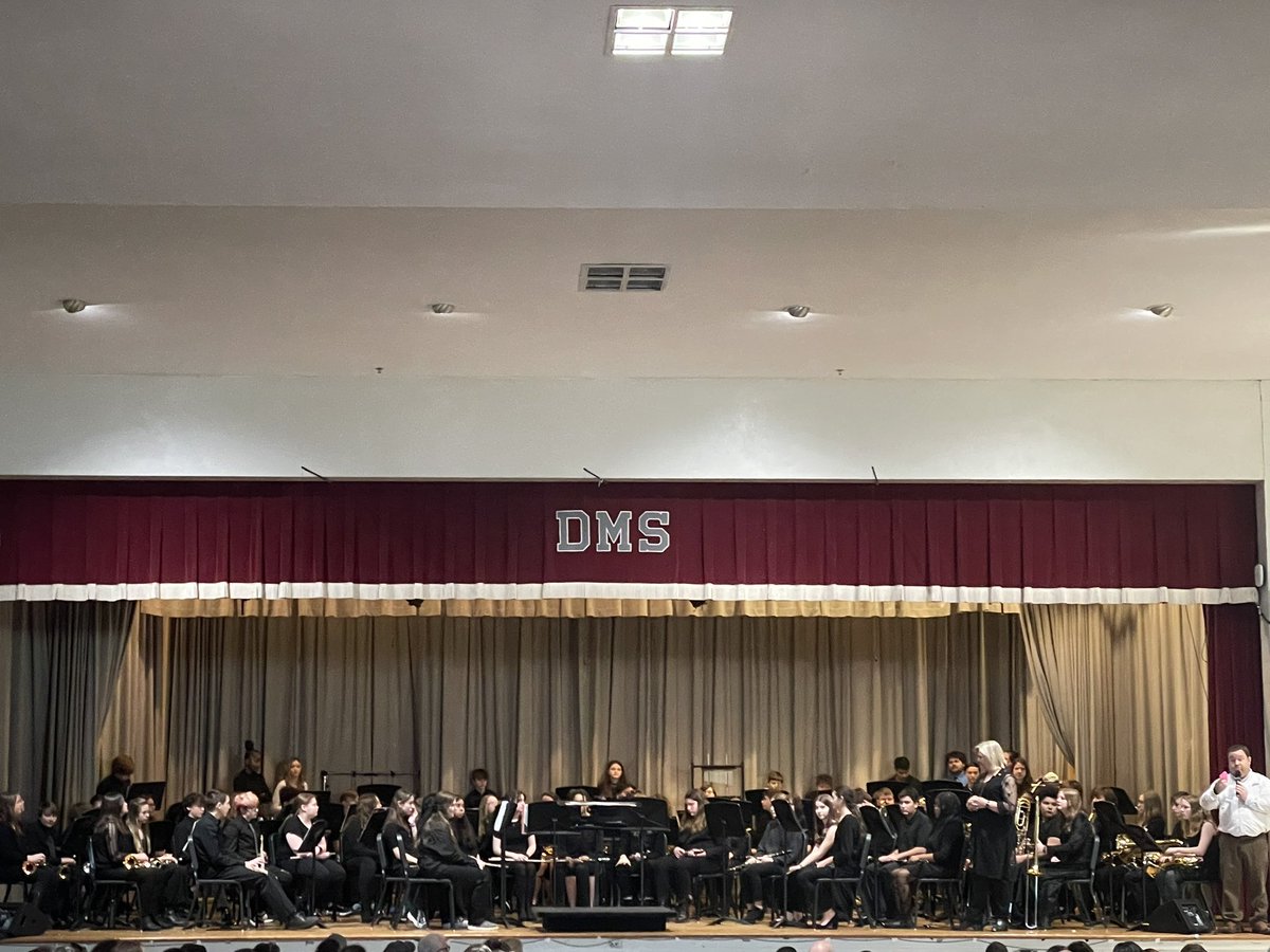 MsALiterally's tweet photo. DC Middle School Honor band taking the stage first. @DMSDragons @DCS_TN @LharrisonLeslie https://t.co/4fZQDA1Q0w