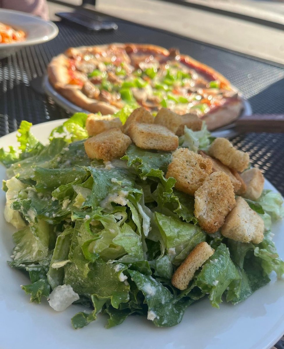 Hawthorne's NY Pizza (@hawthornespizza) on Twitter photo Crisp romaine, tangy dressing, a crunchy handful of croutons, and a sprinkle of Parmesan. The perfect combination for a delicious Caesar Salad 🥗
📸: @queencaesar_ Crisp romaine, tangy dressing, a crunchy handful of croutons, and a sprinkle of Parmesan. The perfect combination for a delicious Caesar Salad 🥗
📸: @queencaesar_