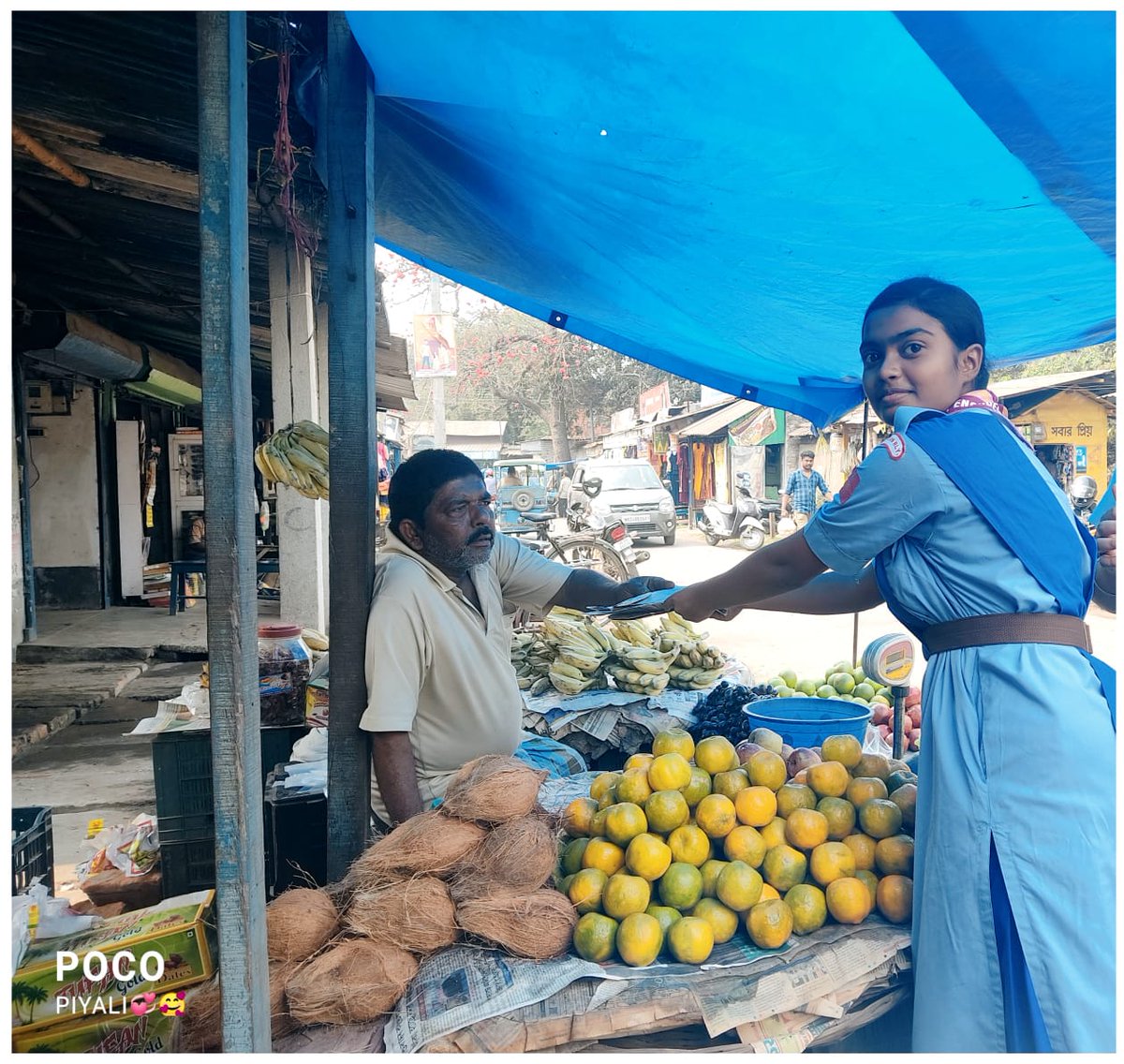 bsgnhq's tweet photo. ▪️DOOR TO DOOR CAMPAIGN - The member of South Group, Kanchrapara, Eastern Railway, convinced local shopkeeper to use the alternate of #plastic and also educated them to harmful effects of #plasticconsumption. https://t.co/LOePYQ6GNP