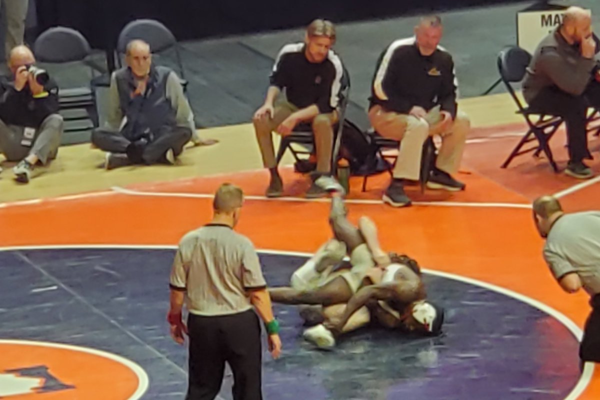 BataviaWrestler's tweet image. ANOTHER BLOOD ROUND VICTORY!!!
Kaden Fetterolf will become only the 2nd Bulldog in @BataviaWrestler history to earn ALL-STATE honors for a THIRD time!