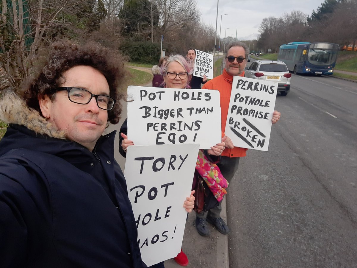Out with @HarlowLabour on First Avenue today in protest at the dreadful state of our roads where we found overwhelming support from the people of our town. Harlow deserves better than this Tory council of chaos @CaraSheridanA @JamesGriggs512 @lanie155 @ChrisJVince #Harlow