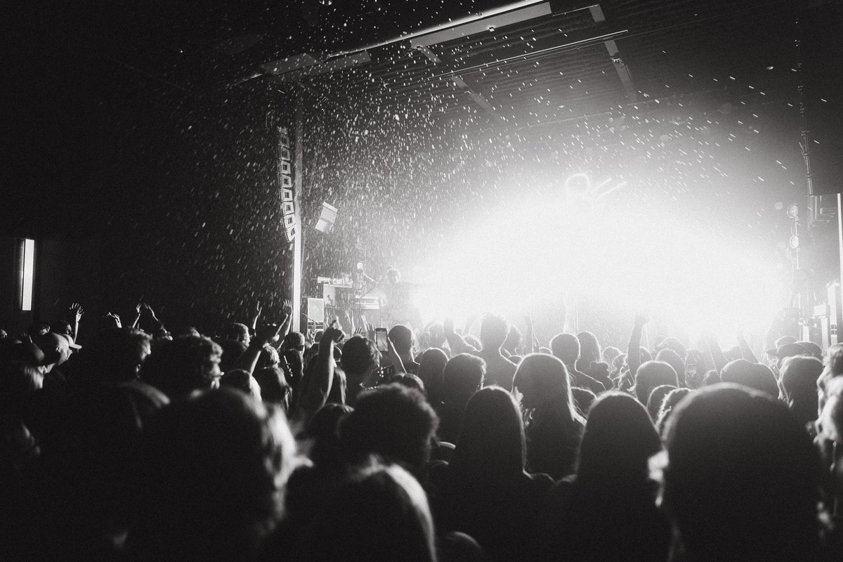ColonyHouse's tweet photo. ST. LOUIS! What a perfect night to kick off The Cannonballers Tour. Best St. Louis show we’ve ever had!!! Please enjoy these dazzling photos by @minismitty https://t.co/8O1xOdAoZi
