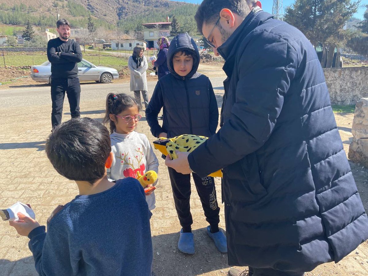 📍Gaziantep, İslahiye Karapolat Köyündeyiz.

Bugünler geçecek; birlik ve beraberlikle yaralarımızı saracağız. 

Tüm gücümüzle yanınızda olmaya devam edeceğiz.