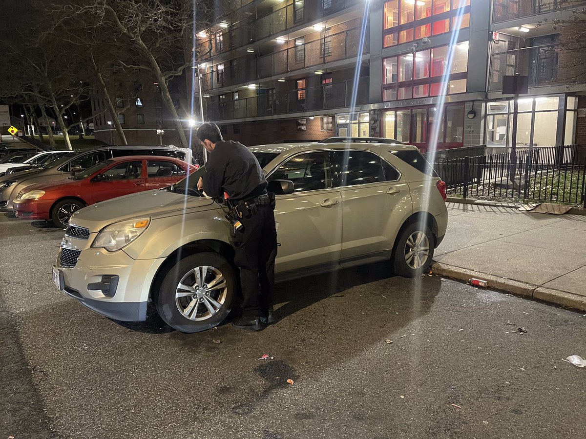 NYPD120Pct's tweet photo. Great job by @Nypdauxiliary distributing some #Gunstop flyers in #Stapleton. There is a $1,000 REWARD for information leading to the arrest of anyone who possesses an illegal Handgun 1-866-486-7867 https://t.co/tDxFermXWy