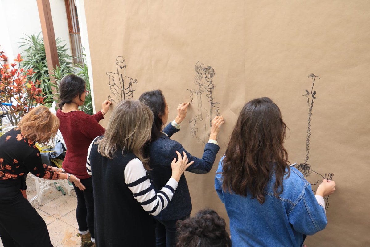 SECVERoficial's tweet photo. Las artistas seleccionadas en la @BienalArteVer María Cas Rose y María José Casazza impartieron en la @GACAXAlapa el laboratorio de narrativas corporales a través del dibujo expansivo y el performance donde invitaron a experimentar nuevas formas de expresión.
#BienalistasEnLaGACX https://t.co/OTX3oGf9ed