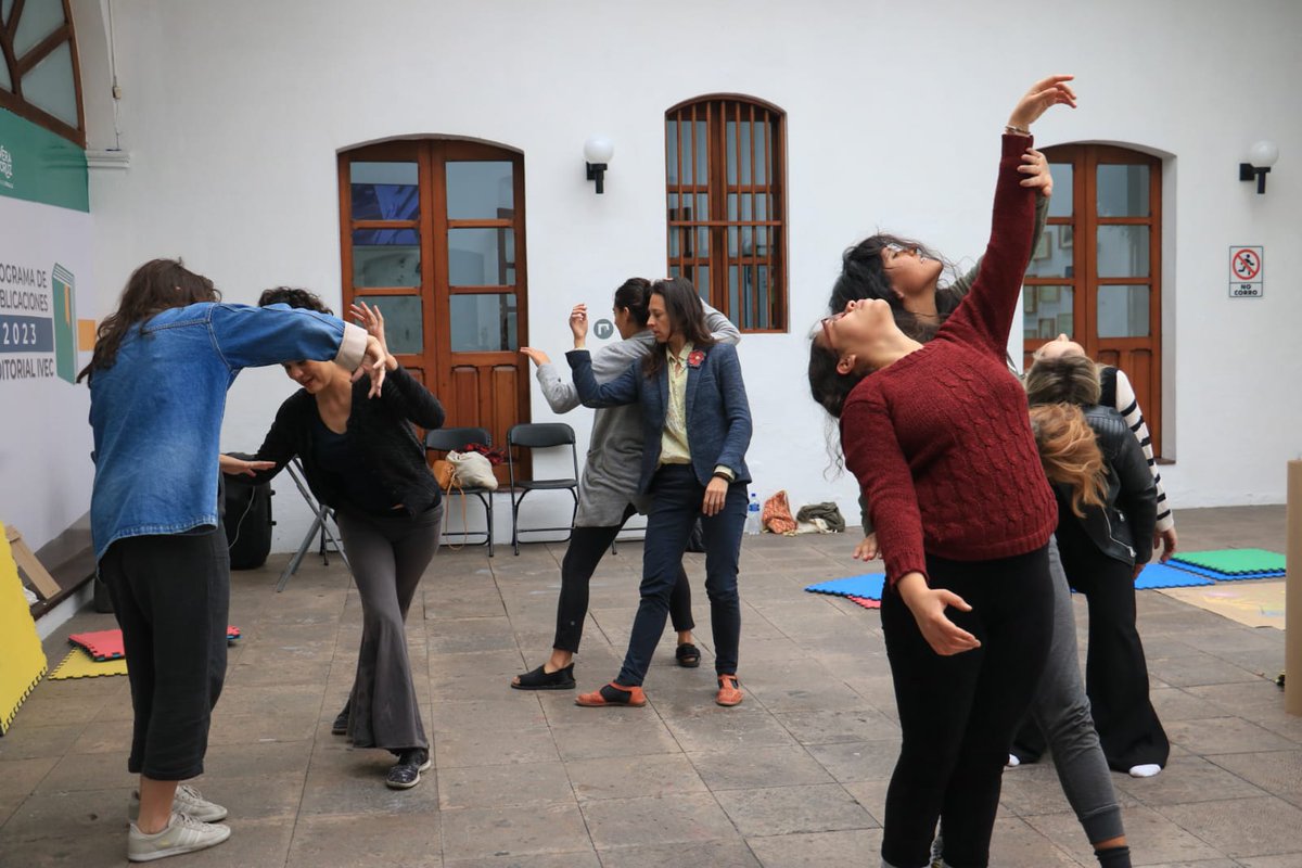 SECVERoficial's tweet photo. Las artistas seleccionadas en la @BienalArteVer María Cas Rose y María José Casazza impartieron en la @GACAXAlapa el laboratorio de narrativas corporales a través del dibujo expansivo y el performance donde invitaron a experimentar nuevas formas de expresión.
#BienalistasEnLaGACX https://t.co/OTX3oGf9ed
