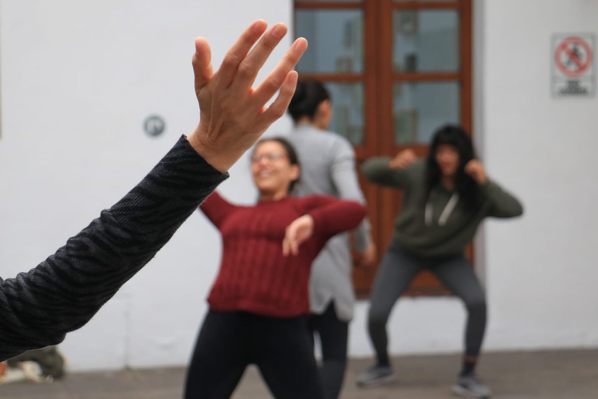 SECVERoficial's tweet photo. Las artistas seleccionadas en la @BienalArteVer María Cas Rose y María José Casazza impartieron en la @GACAXAlapa el laboratorio de narrativas corporales a través del dibujo expansivo y el performance donde invitaron a experimentar nuevas formas de expresión.
#BienalistasEnLaGACX https://t.co/OTX3oGf9ed