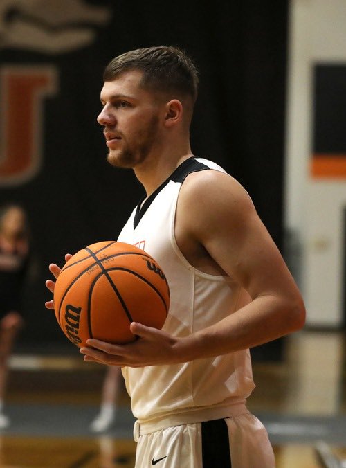 FastForward2028's tweet image. Polar Bears 🏀 end the season with a win! Here’s to our favorite, #25🧡🖤. Great Junior year. You are hardworking, a great teammate, and you have always played the game with integrity and unselfishness. We are so proud!!