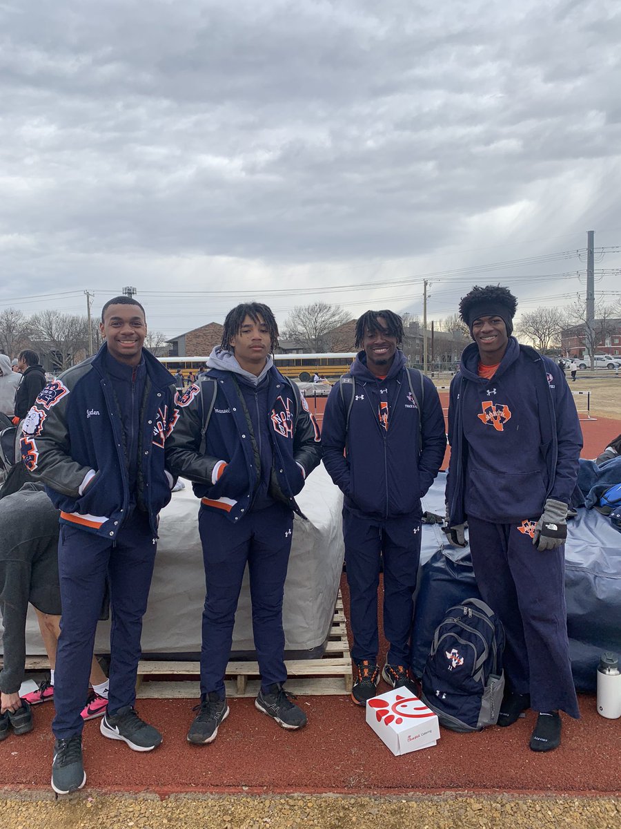 McrosbyMelvin's tweet photo. Great job by the Varsity boys 4x200 relay with a season PR and 1st place finish! @DavidWalkerJr22 @EmanuelCrosby1 Kyler Moore and @JP_Walker26 ! #nodepositnoreturn #DAWGmentality https://t.co/Gh6Pj4N9zp