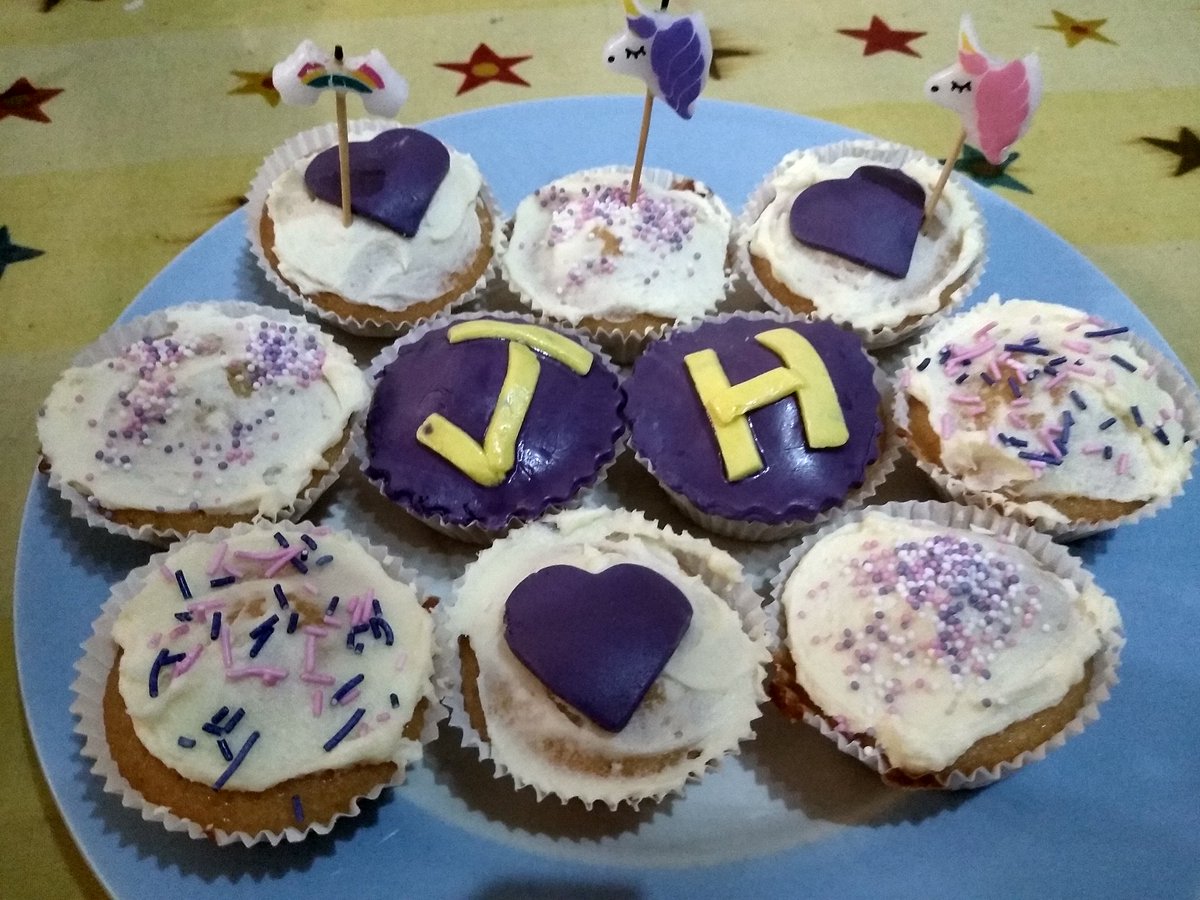 CarolynTGray's tweet image. I have 3,213 twitter followers, and now you can see views, about 150 people see my tweets.
Hello 150 people!!! We had a #HappyBirthdayJhope dinner &amp;amp; cakes tonight, I have soju, we did a game of #GoStop I lost again. Listened to stacks of Spotify all day #Streaming