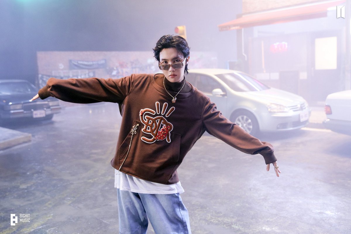 CarolynTGray's tweet image. I have 3,213 twitter followers, and now you can see views, about 150 people see my tweets.
Hello 150 people!!! We had a #HappyBirthdayJhope dinner &amp;amp; cakes tonight, I have soju, we did a game of #GoStop I lost again. Listened to stacks of Spotify all day #Streaming