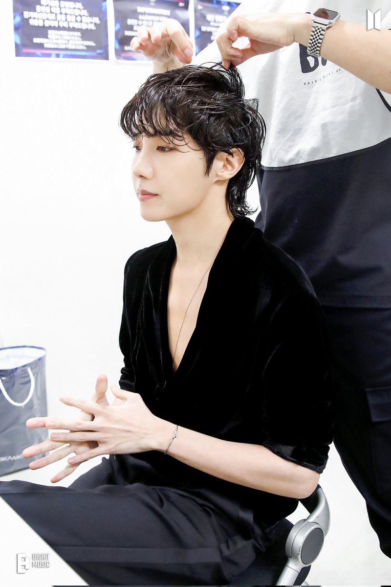 CarolynTGray's tweet image. I have 3,213 twitter followers, and now you can see views, about 150 people see my tweets.
Hello 150 people!!! We had a #HappyBirthdayJhope dinner &amp;amp; cakes tonight, I have soju, we did a game of #GoStop I lost again. Listened to stacks of Spotify all day #Streaming