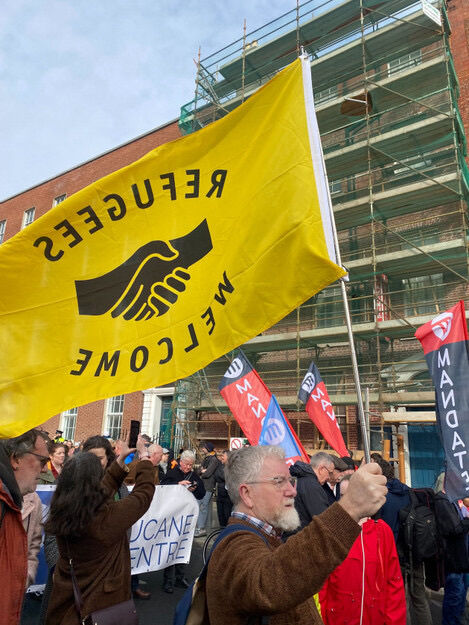 𝗣𝗿𝗼 𝗶𝗺𝗺𝗶𝗴𝗿𝗮𝘁𝗶𝗼𝗻 (𝗪𝗲𝗹𝗰𝗼𝗺𝗲 𝗥𝗲𝗳𝘂𝗴𝗲𝗲𝘀) 𝗽𝗿𝗼𝘁𝗲𝘀𝘁 𝗶𝗻 𝗗𝘂𝗯𝗹𝗶𝗻 𝘁𝗼𝗱𝗮𝘆 🇮🇪

Demonstrators marched from Parnell Square to Custom House Quay, where a stage had been set up for 
speakers and musical acts.

#ireland #irish #refugees #welcometoirela