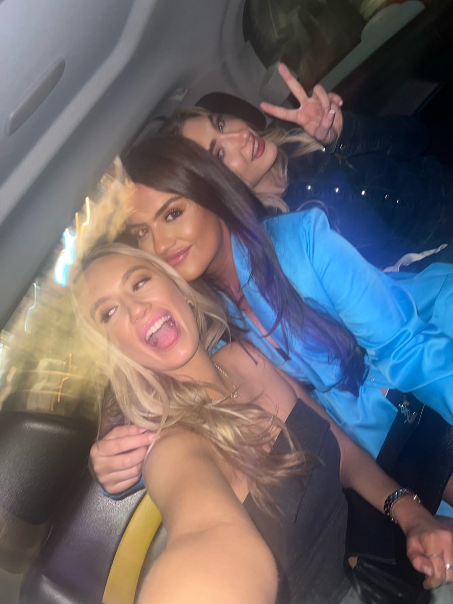 lauramaywatson's tweet photo. Making besties on a night out > @megxc26 @sophiebeattieX https://t.co/O8h1pJ1iYC