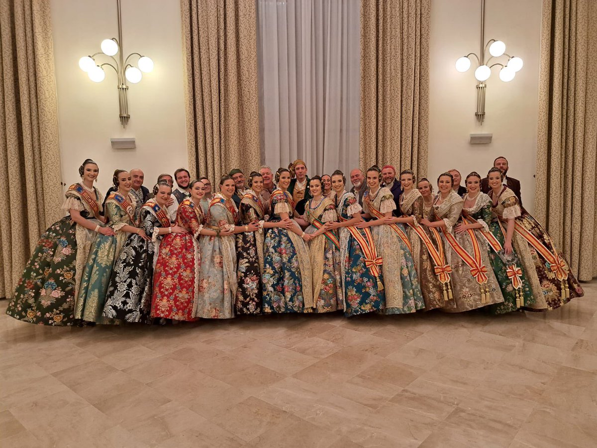 SanVicentMarva's tweet photo. Esta tarde nuestra FM Carmen María Vela acompañada de José Vela han asistido al intercambio de fotos con la FM de Valencia 
@JCF_Valencia #fallaSVM #fallas23 https://t.co/dyeADbklZg