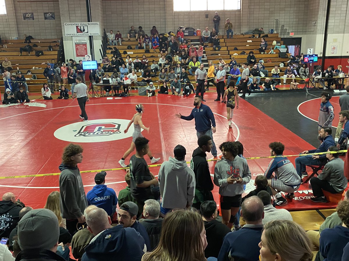 LHSRI_Athletics's tweet photo. Zach Henault wins the Division II/III Sectional title at 113 lbs. @LHSRI https://t.co/g836t0OQzJ