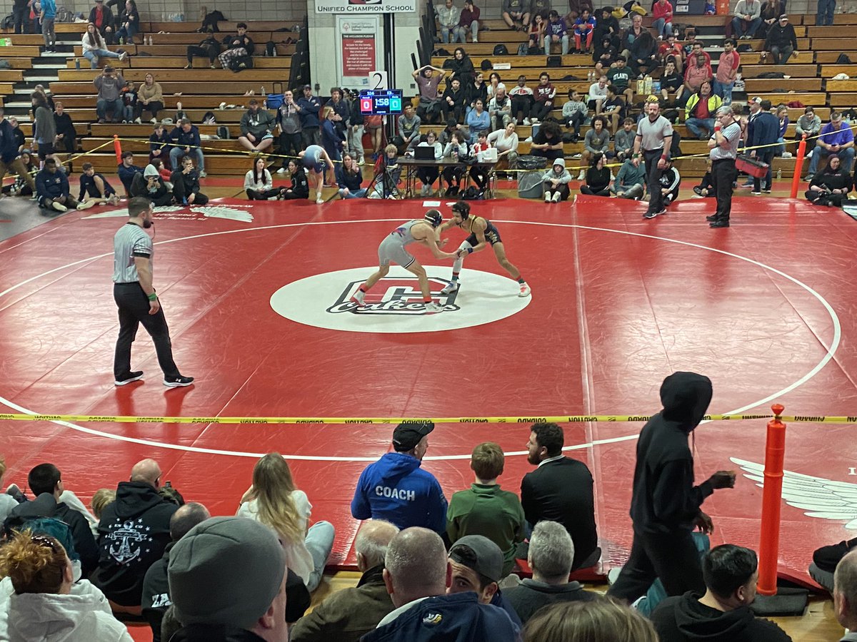 LHSRI_Athletics's tweet photo. Zach Henault wins the Division II/III Sectional title at 113 lbs. @LHSRI https://t.co/g836t0OQzJ