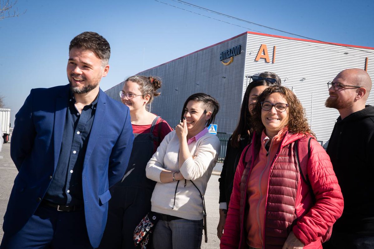 Amazon_bcn2's tweet photo. #gabrielrufian Gracias por la visita para conocer la situación de las personas trabajadoras y el apoyo!! #Amazon debería aprender un poco lo que es valorar el capital humano #bcn2enlucha https://t.co/wRHKd4MeRu