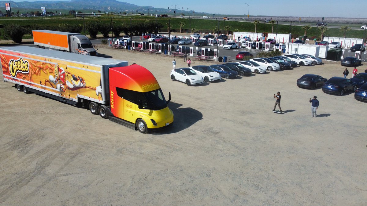 MrsIbarra209's tweet image. Spotted at the Harris Ranch Takeover! #teslasemi #fritolay #hellateslas