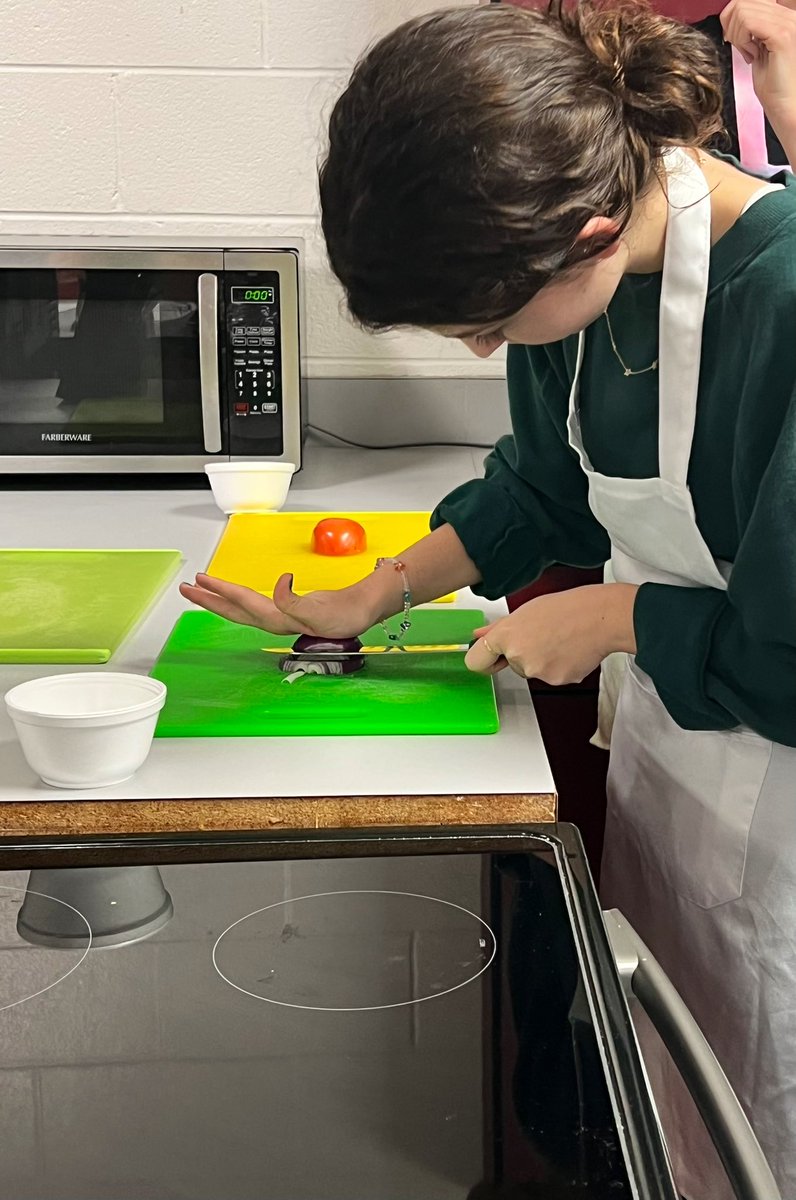 MsCampHHS's tweet photo. Nutrition 1 students enjoyed having @gmsdk12 district chef, Austin Wages, in our lab this week teaching us cutting techniques and how to make Strawberry Salsa. https://t.co/PKMed5X1NF