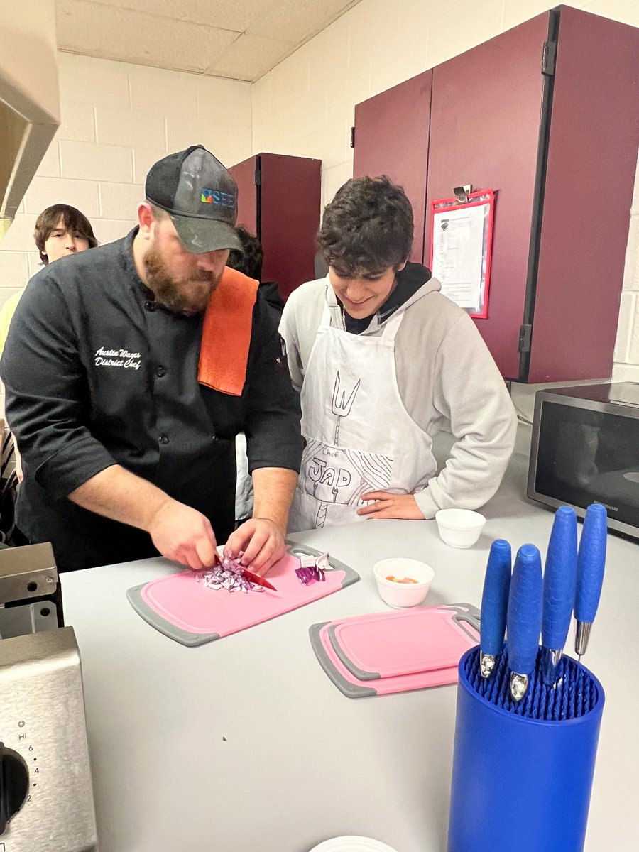 MsCampHHS's tweet photo. Nutrition 1 students enjoyed having @gmsdk12 district chef, Austin Wages, in our lab this week teaching us cutting techniques and how to make Strawberry Salsa. https://t.co/PKMed5X1NF