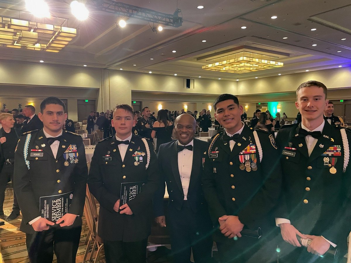 Cadets from the #CACC 18th Brigade pictured with Chief Master Sergeant Whitehead <a href="/NGB_SEA/">SEA John Raines</a> 
Senior Enlisted Advisor to <a href="/ChiefNGB/">Gen. Steven Nordhaus</a>  during the <a href="/CalGuard/">Callum Gavin</a>  Service Members of the Year Banquet on
January 21, 2023. 
#Essayons #YouthPrograms #TaskForceTorch