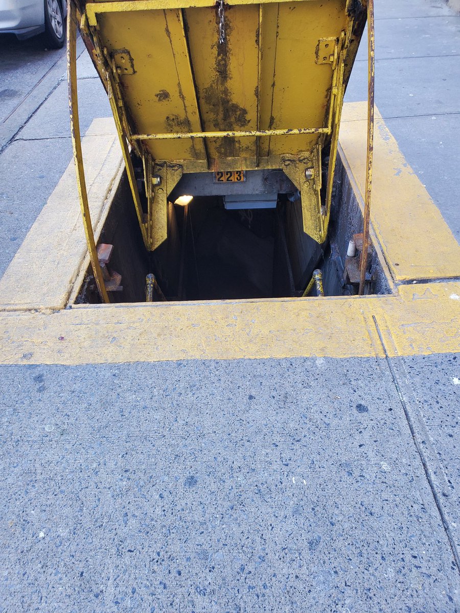 SergioC84820756's tweet photo. To whomever it may concern: 
This MTA emergency exit doesn't latch. It seems to be a possible hazard. Please send someone to fix. https://t.co/u4YsbOuCZJ