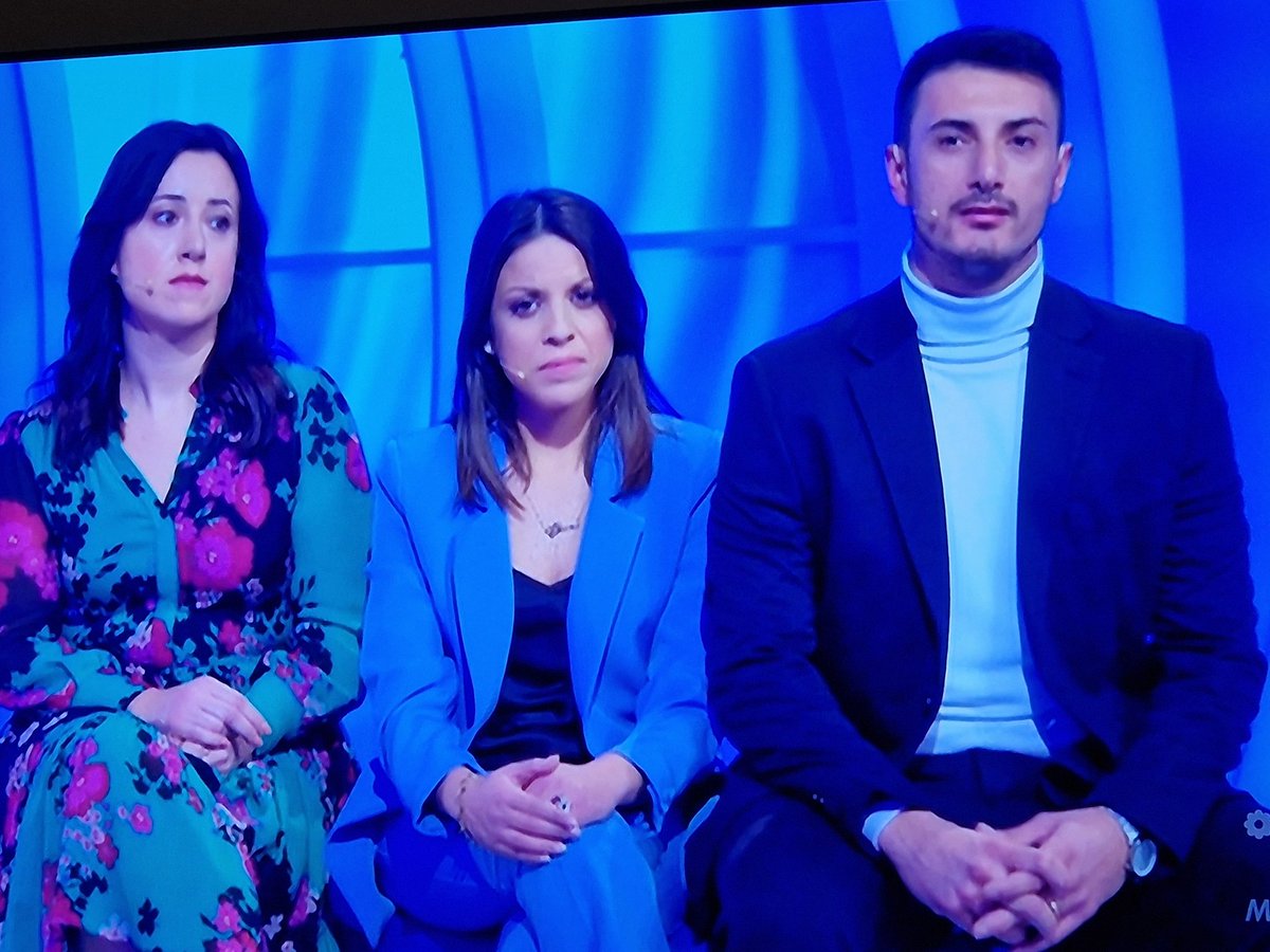 MariaTriberti's tweet photo. Ma quella in mezzo è Shakira se fosse nata in Campania #CePostaPerTe https://t.co/KjvMymkFPk