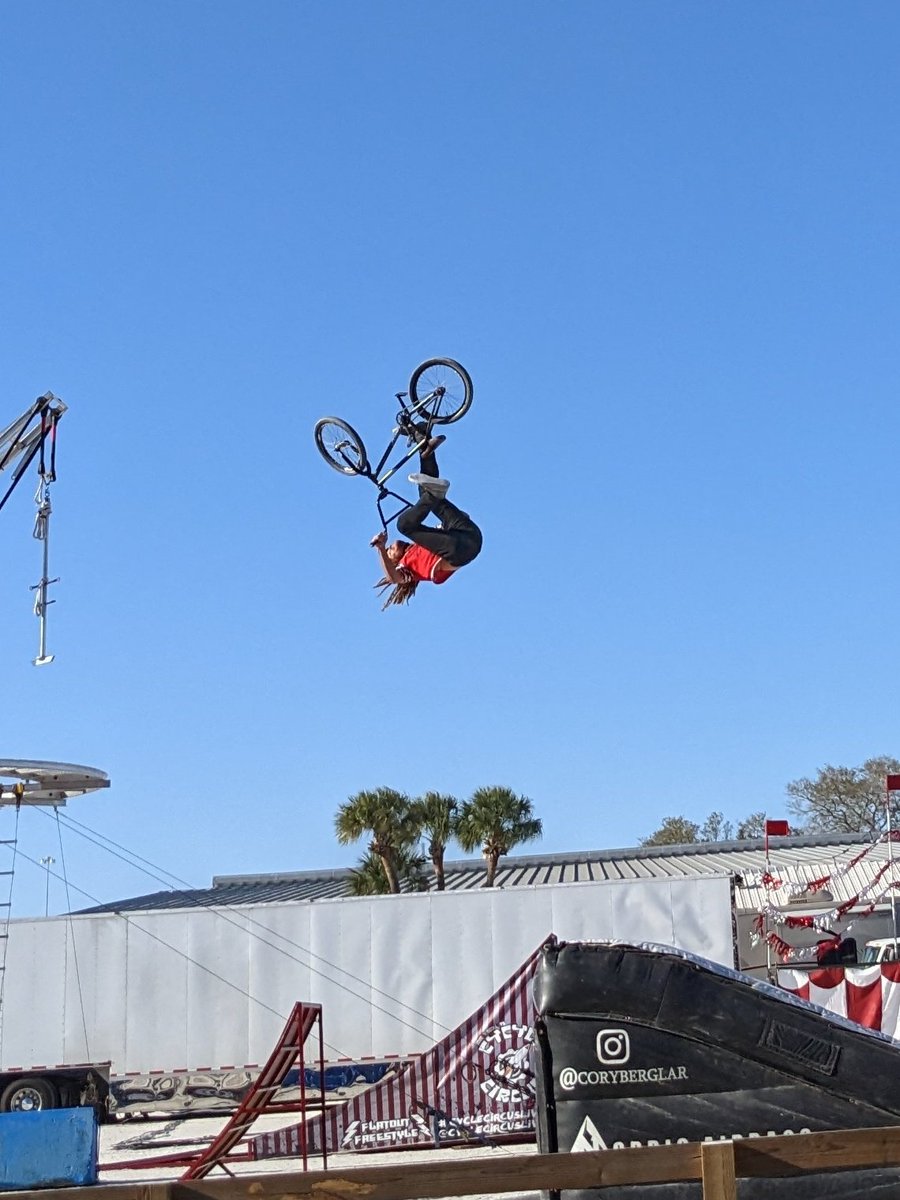 cjModren's tweet photo. they flippin
#cyclecircuslive #floridastatefair https://t.co/CmC1bWMCKB