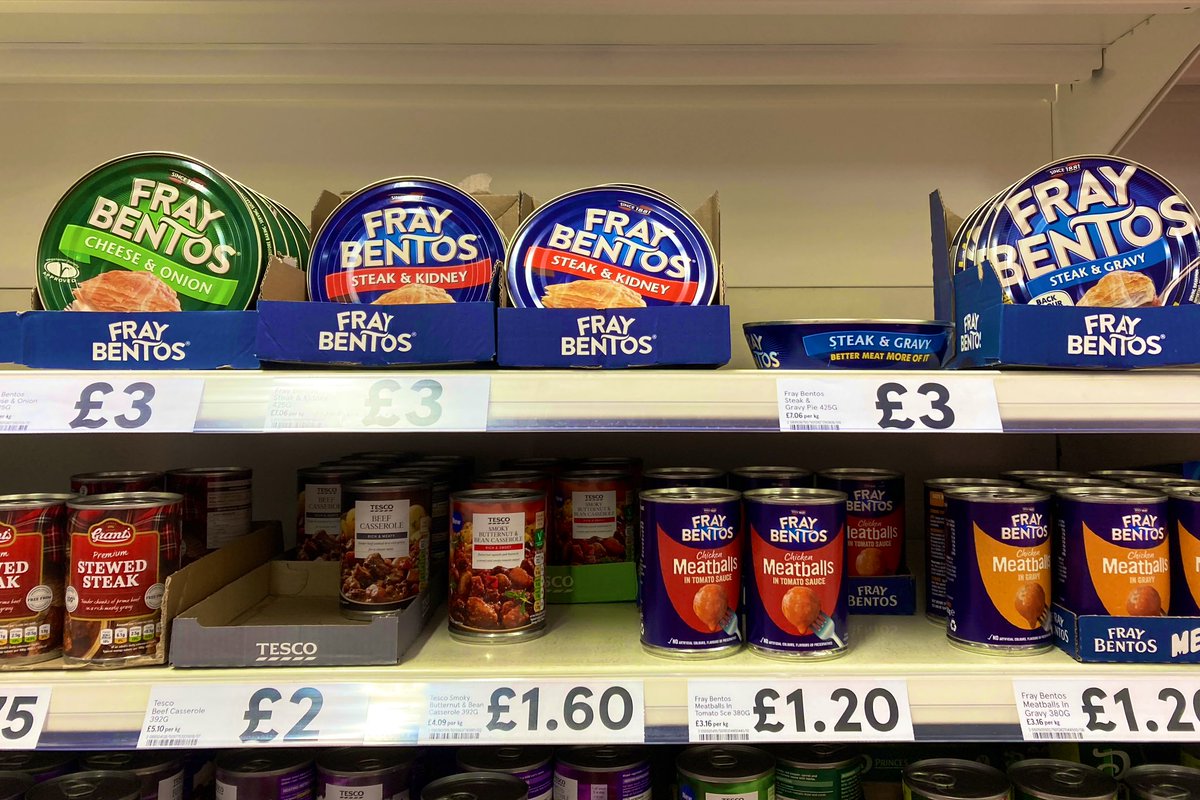 A mis amigos uruguayos 🇺🇾 cada vez que veo estas latas de carne en un supermercado británico, pienso en Uds. £3 = UY$47. 

Fray Bentos is a real town in #Uruguay where the world’s first meat packing plant was built by the British. 🐄