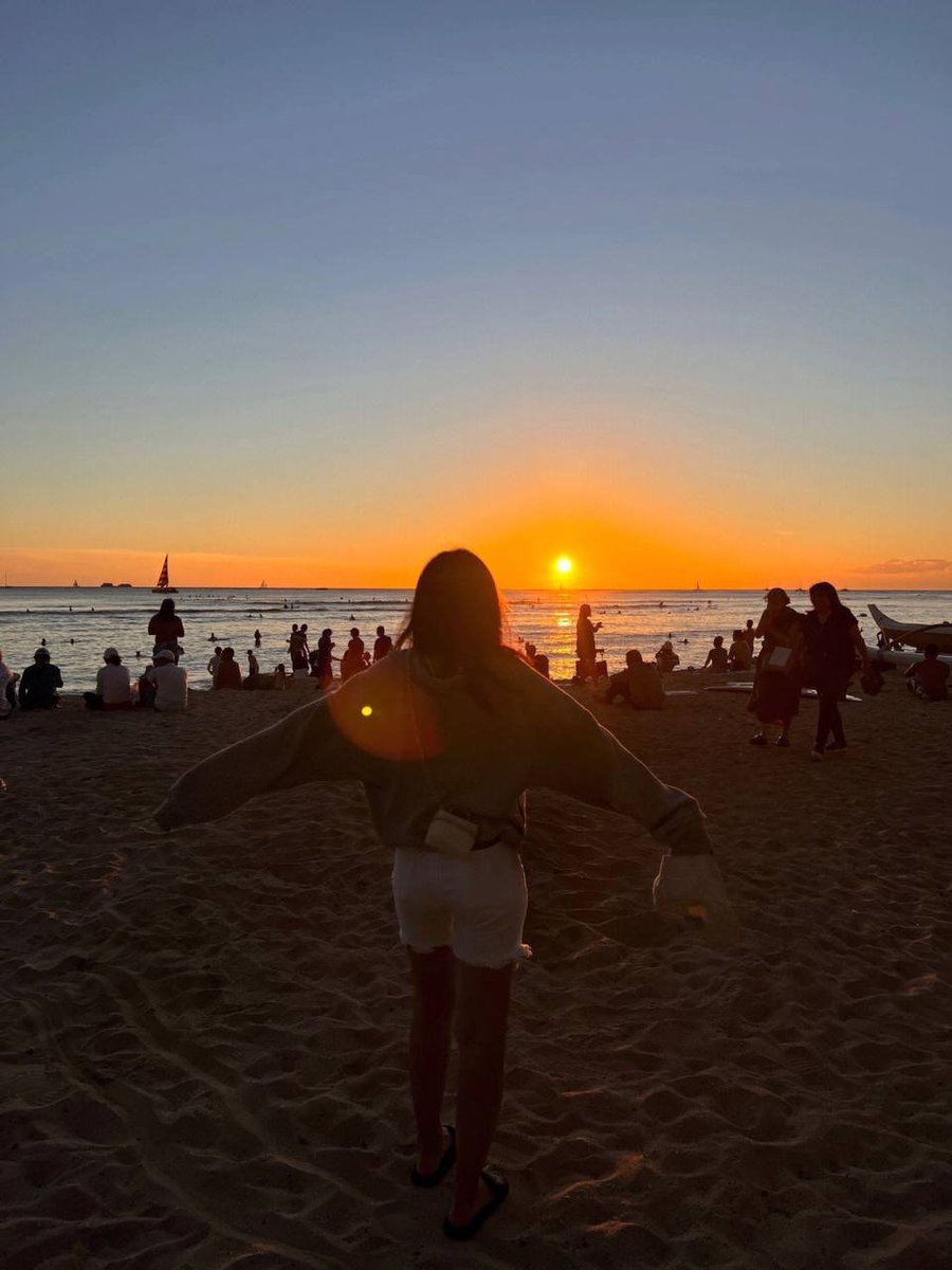 CandleOffl's tweet photo. “Life does not come with instructions on how to live, but it does come with trees, sunsets, smiles and laughter, so enjoy your day.”🙃 https://t.co/7UEvd5PcYI