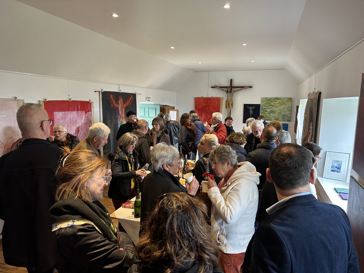 gaelhamayonbzh's tweet photo. Énormément de monde au vernissage de l’exposition « Entre figuration &amp; abstraction » de Florence Gréco dans le cadre du cycle « Art exposition(s) » organisé à La Chapelle Sainte-Anne de #Porspoder 🎨 Vive la culture pour tous dès le plus jeune âge 👫👫👫 https://t.co/crB3C58IHS