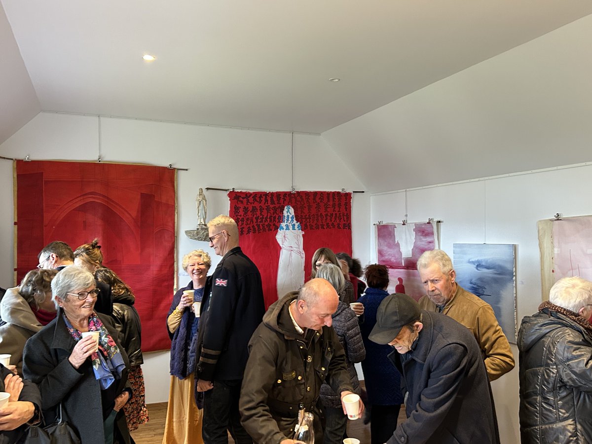 gaelhamayonbzh's tweet photo. Énormément de monde au vernissage de l’exposition « Entre figuration &amp; abstraction » de Florence Gréco dans le cadre du cycle « Art exposition(s) » organisé à La Chapelle Sainte-Anne de #Porspoder 🎨 Vive la culture pour tous dès le plus jeune âge 👫👫👫 https://t.co/crB3C58IHS