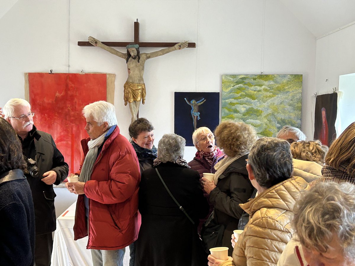 gaelhamayonbzh's tweet photo. Énormément de monde au vernissage de l’exposition « Entre figuration &amp; abstraction » de Florence Gréco dans le cadre du cycle « Art exposition(s) » organisé à La Chapelle Sainte-Anne de #Porspoder 🎨 Vive la culture pour tous dès le plus jeune âge 👫👫👫 https://t.co/crB3C58IHS