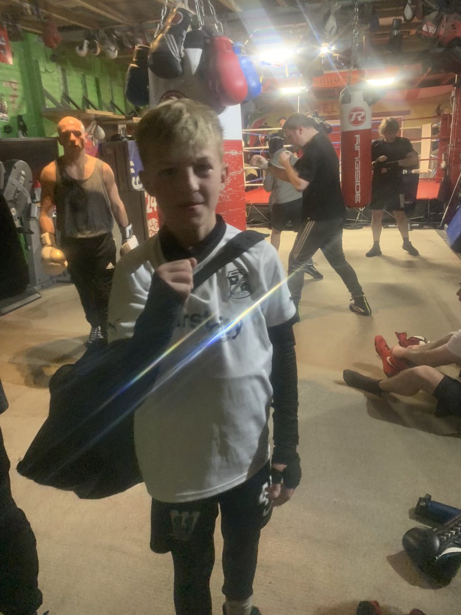 Bec_Connolly11's tweet photo. My boys almost ready for the Amateurs . He’s Class, and that’s 100% not biased 🥊 *Annoyingly for me hahha he’s got a stupidly high fight IQ, awkward, patient, spiteful southpaw* … with wayyyy too much swag & gob on him 🤦🏽♀️🙄😂 Totes Born for it #JimmieConnolly #LittleLuck https://t.co/cIWSD56gce