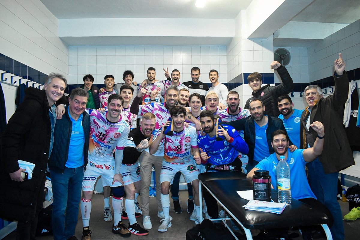 ADEMARLEON's tweet photo. 🔥VICTORIA DEL ABANCA ADEMAR LEÓN 🔥

Final del partido contra el @AnaitasunaBM 32-31!!!

Gracias a los 2806 espectadores que estaban hoy en el palacio y gracias a nuestro HERMANOOO @danimartinezweb por visitarnos!!! Vas a tener que venir a todos los partidos, como amuleto ☘️ https://t.co/QJFfr1cf6R