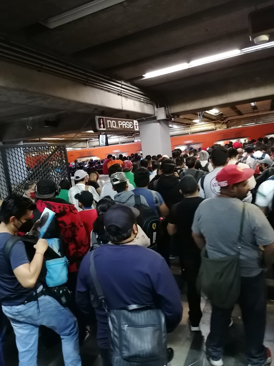 soloxopinar's tweet photo. @Claudiashein @lopezobrador_ @telediario @lopezdoriga No es de Dios señores @MetroCDMX por favor planeen el número de trenes en chabacano L9 dir pantitlan https://t.co/BRoI8i2YmQ