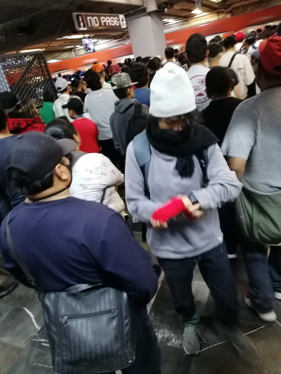 soloxopinar's tweet photo. @Claudiashein @lopezobrador_ @telediario @lopezdoriga No es de Dios señores @MetroCDMX por favor planeen el número de trenes en chabacano L9 dir pantitlan https://t.co/BRoI8i2YmQ