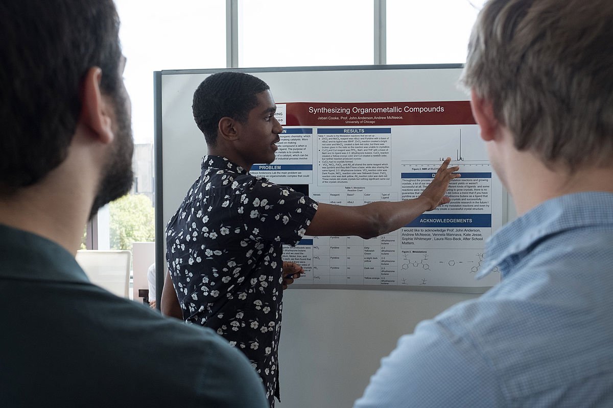 UChiEngagement's tweet photo. High schoolers interested in STEM are encouraged to check out the paid, summer @AftrSchoolMttrs STEM Lab Internship at @UChicagoPME! Interns will conduct college-level research and learn firsthand from STEM professionals. Complete an interest form here: https://t.co/N4XX5Sc69b. https://t.co/SWh9NdhaaT