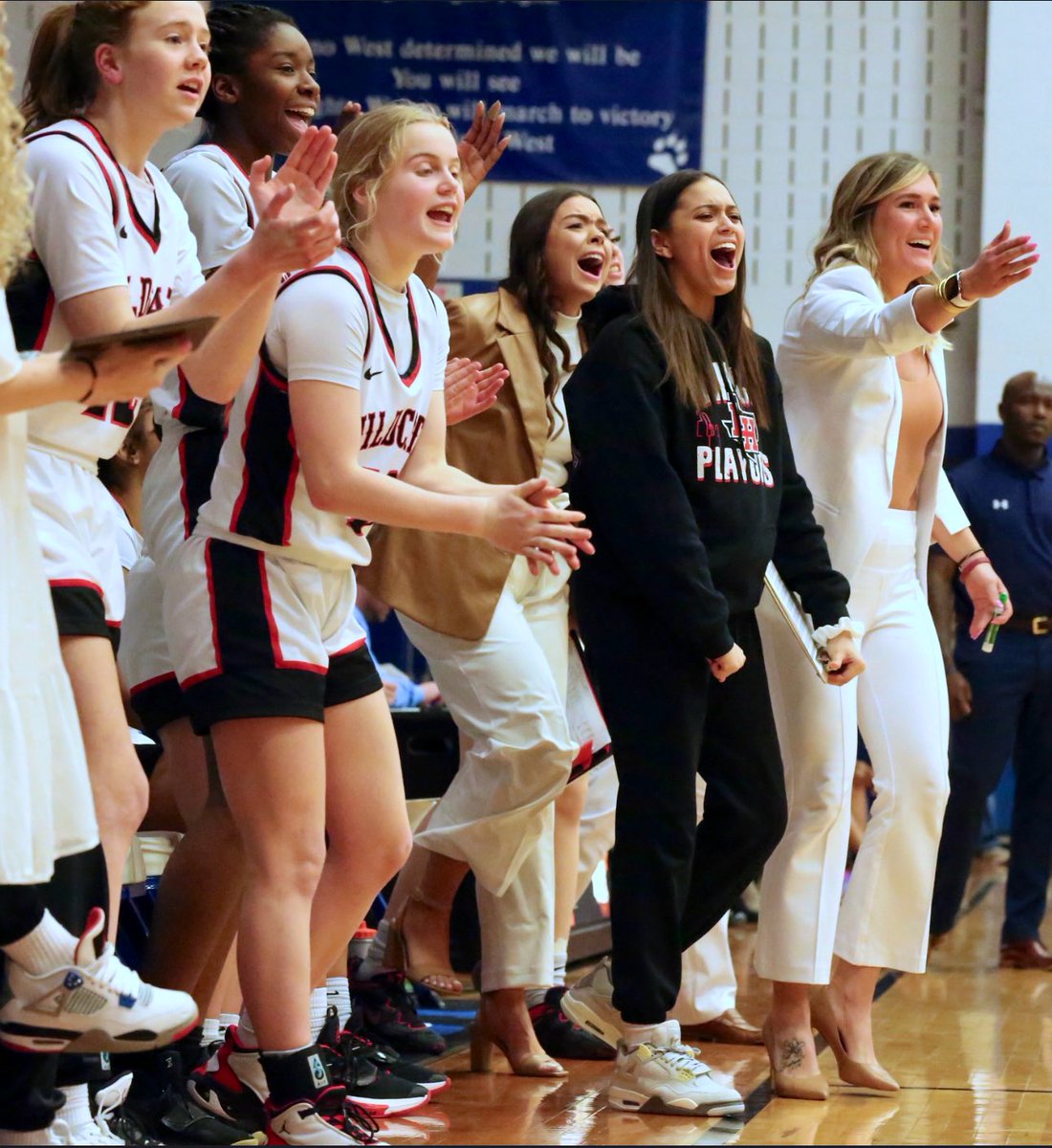 kell_mj's tweet photo. What a year!! I absolutely love these kids and how hard they fought the entire 32 minutes last night. THANK YOU wildcat nation! We’ll be back. #Squad https://t.co/tyTLiXhqq8