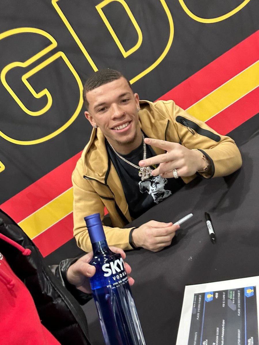 br_betting's tweet photo. He got Skyy Moore to sign his anytime TD bet slip from the Super Bowl and a bottle of Skyy Vodka 😂

EPIC

(via danielsonkim/IG) https://t.co/h0XwCr75o6