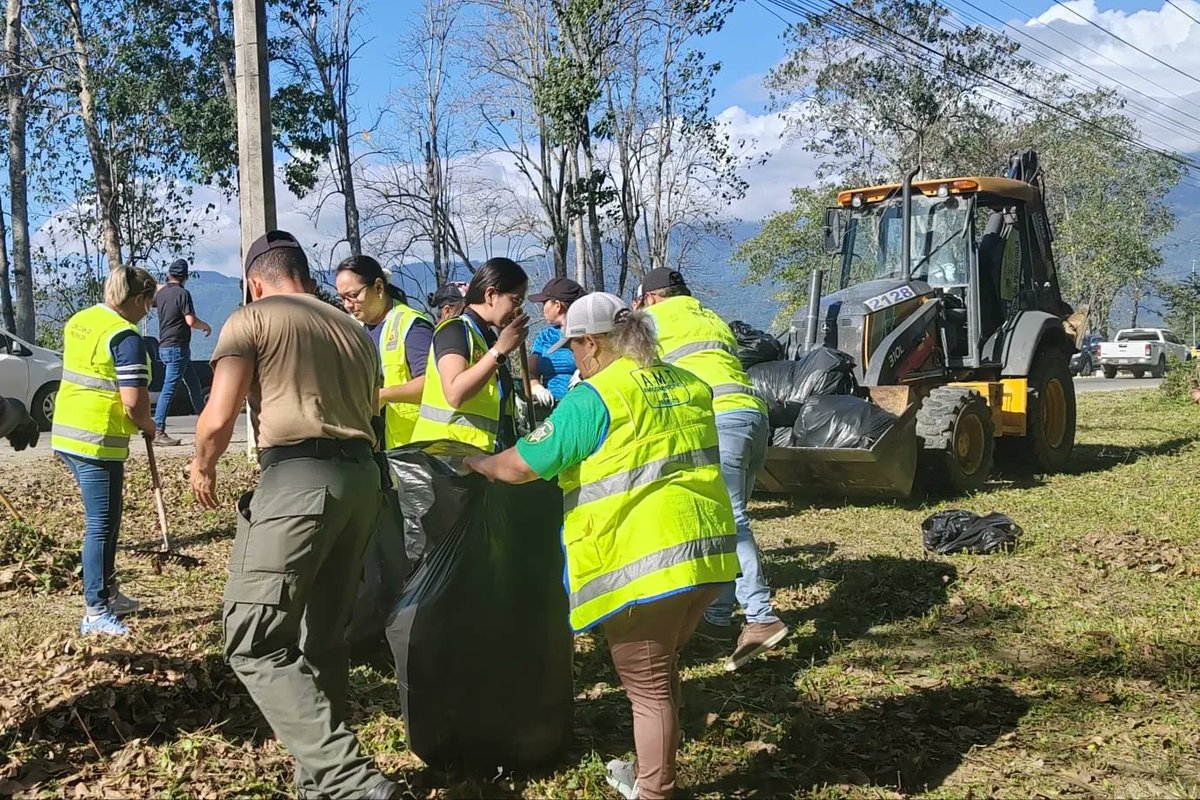 GerAmbienteSPS's tweet photo. Por instrucciones de nuestro alcalde Roberto Contreras, la Gerencia de Ambiente a través del Proyecto Ciudad Limpia, realiza este día trabajos de limpieza en el bulevar de Aldea El Carmen y en la Esc. Eusebio Fiallos. 

Gracias a las distintas gerencias por unirse a la actividad. https://t.co/ky3wBa154Q