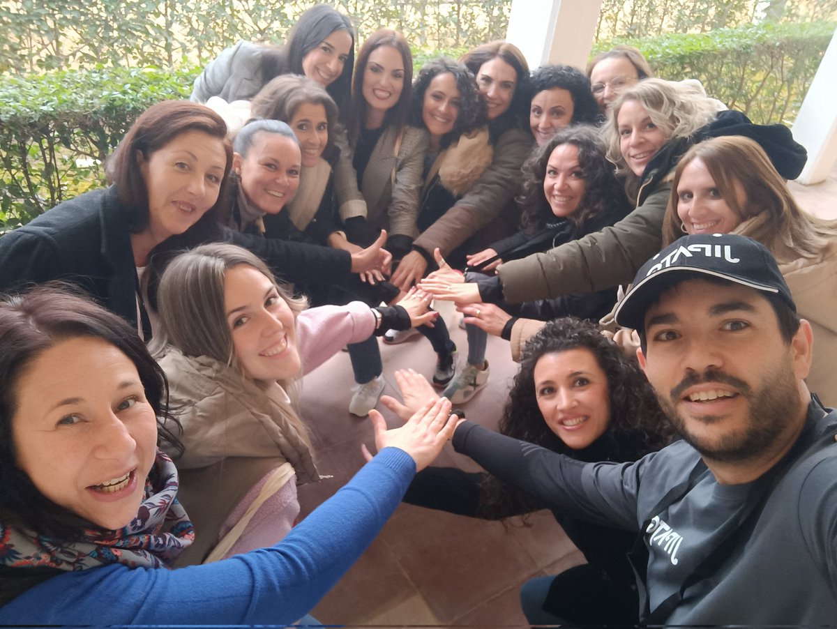 rafaleiva82's tweet photo. Increíble equipo DIC (Diversas Inquietas Curiosas) Rosé (porque somos rosas). Ha sido increíble disfrutar estas jornadas con vosotras. Seguiremos cambiando el futuro desde nuestras aulas. 💪🌷 @cepantequera @JIPAtq #JIPAtq23 https://t.co/uN7sBeXpx4