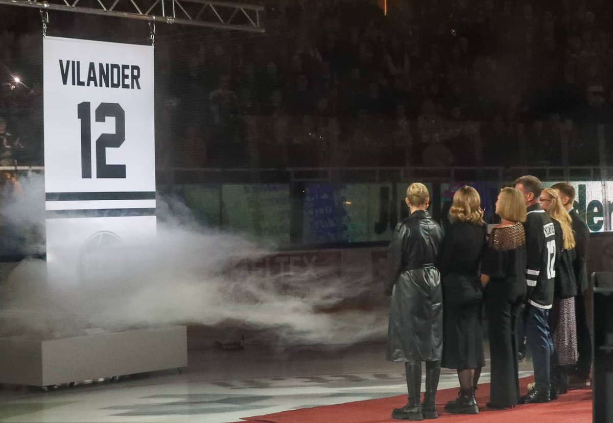 Pelaajalle unohtamaton hetki. Numero 12 nostettiin Turkuhallin orsille. Jukka Vilander muistaa illan ikuisesti.
jalkipeli.net/kiitos-fanit-e…
#tpssalibandy #jääkiekko #Liiga #HCTPS