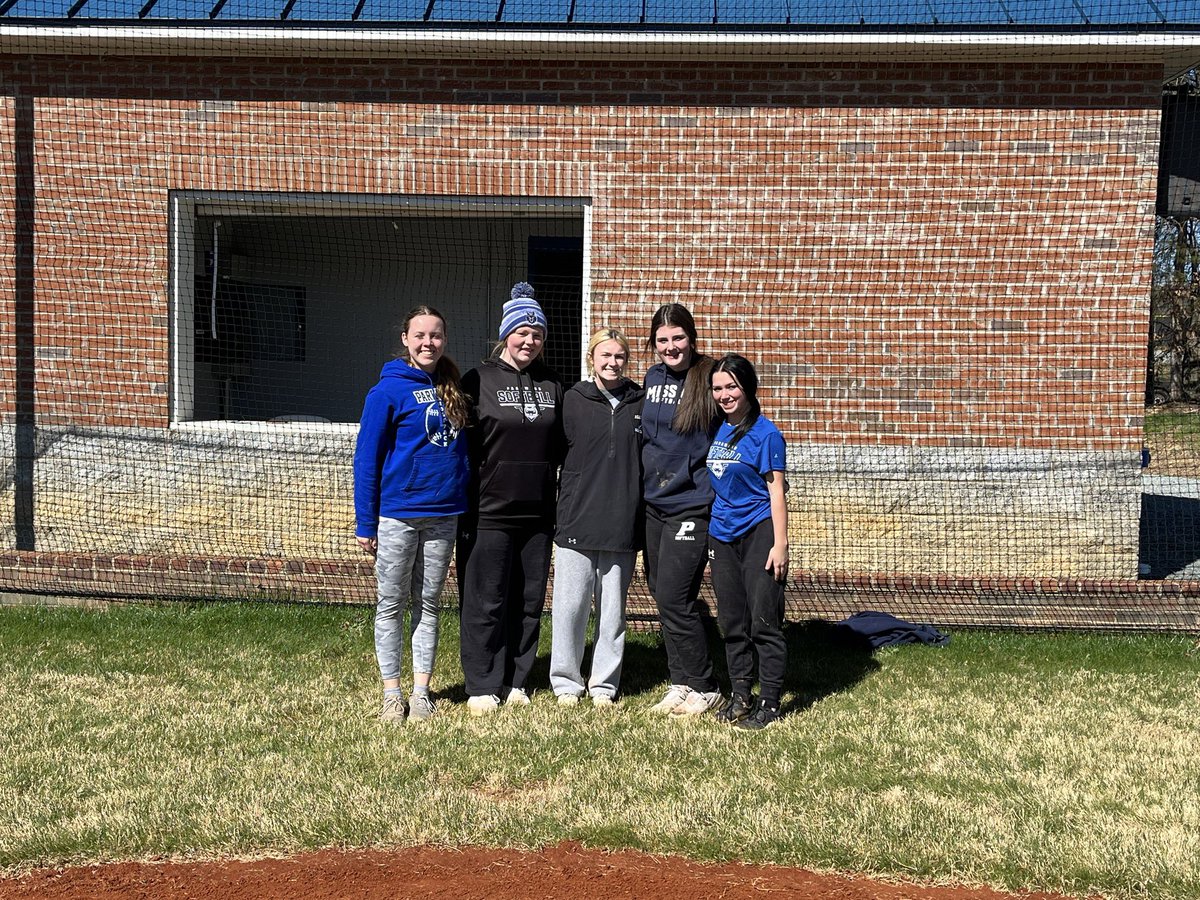 ParkwoodSoftba1's tweet photo. Good things come to those who work for it. A successful field work day to start off the season! #saturdaysareforthefield #packsoftball https://t.co/MFH1ByRznv