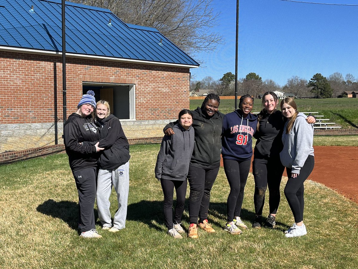 ParkwoodSoftba1's tweet photo. Good things come to those who work for it. A successful field work day to start off the season! #saturdaysareforthefield #packsoftball https://t.co/MFH1ByRznv