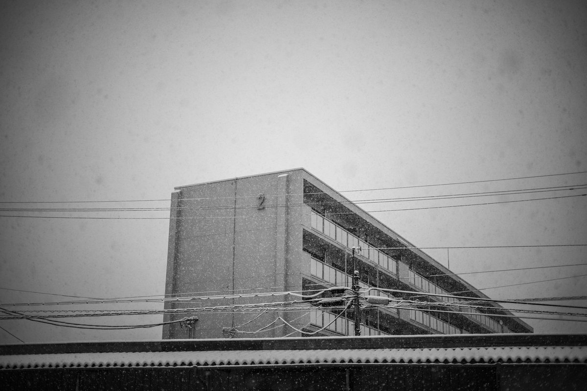 alahavaki's tweet photo. 古いノスタルジックな映画のようなアパートと雪景色🌨
#雪景色 #アパート #公営住宅 #雪 #お写んぽ #sonya7iv #voiqtlander #nokton50mmf12 #ta96 https://t.co/HbpClQXzUX