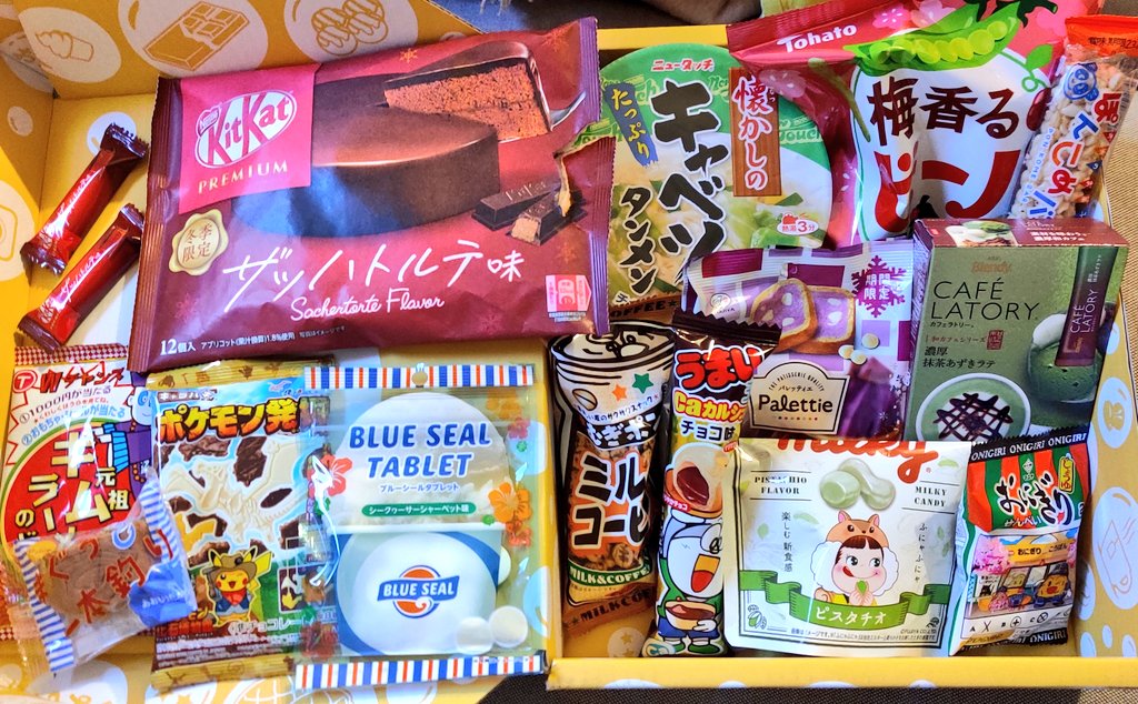 MashiroShiina87's tweet photo. Eine neue #Umaibox 🤩😋
Die KitKat sind schon geil 🤤 (schon probiert xD), die hier einzeln verpackt sind - Premium halt 😂😅
Diese Milchkaffee Cerealien gab's schon mal, mochte ich sehr und freue mich wieder so eine Packung zu haben 😋❤️ https://t.co/kw4OiJMoRB